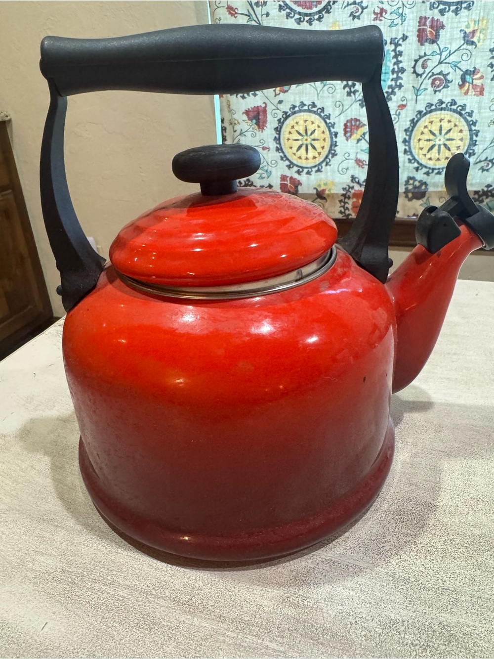 Le Creuset Enamel Whistling Tea Kettle 2.2 Qt Red Ombre Gradient Gloss Nice!
